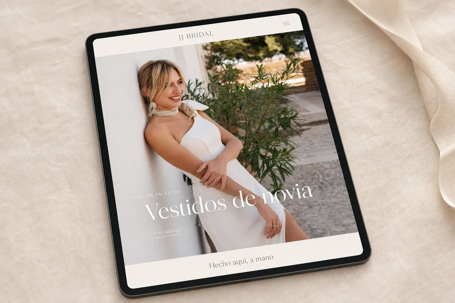 Visualización conceptual con IA basada en el proyecto y en una fotografía proporcionada para JJ Bridal. No es una captura de la web publicada.