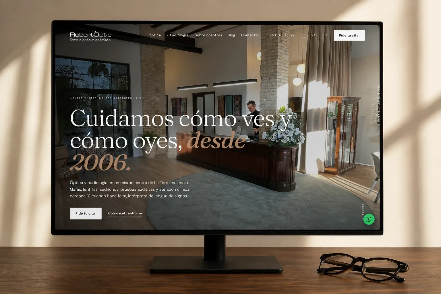 Mockup generado con IA a partir de una captura real de la versión de RobertÒptic facilitada por el cliente.